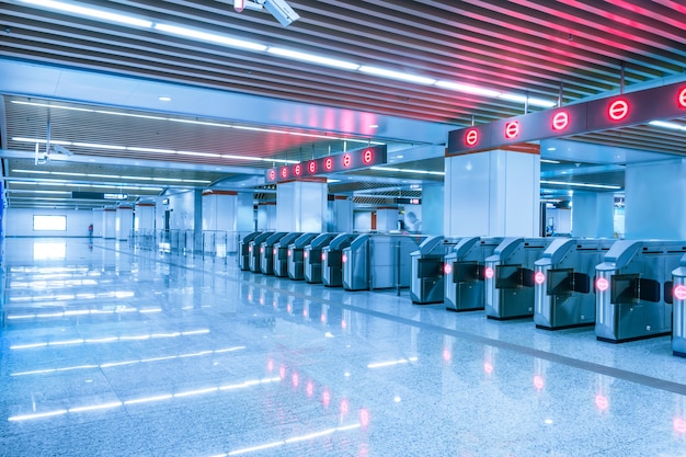 Estación de metro vacía con luces rojas