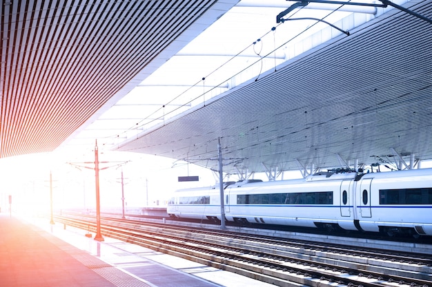 Estación de tren al atardecer