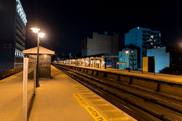 Estación de tren en la ciudad de noche