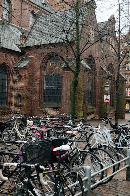 Estacionamiento de bicicletas contra la iglesia vieja