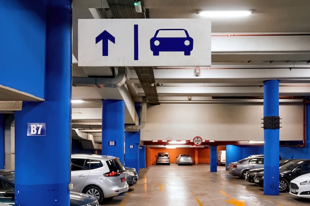 Estacionamiento completo para autos en el centro comercial