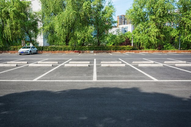 Estacionamiento vacío, estacionamiento al aire libre en el parque público