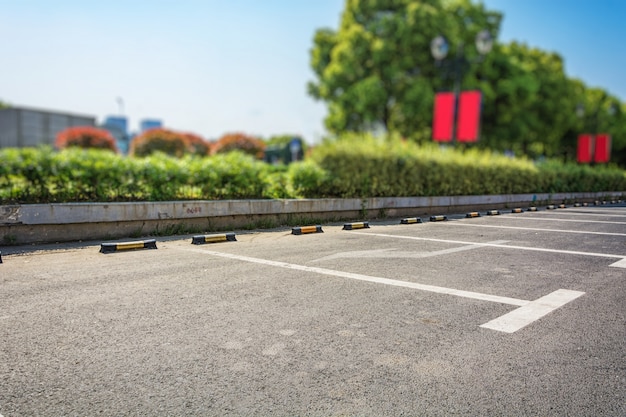 Estacionamiento vacío, estacionamiento al aire libre en el parque público