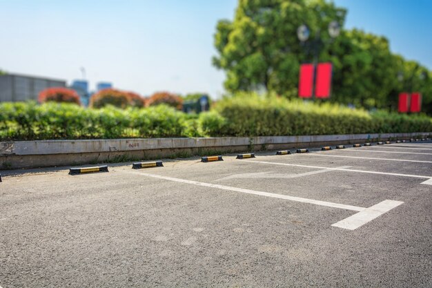 Estacionamiento vacío, estacionamiento al aire libre en el parque público