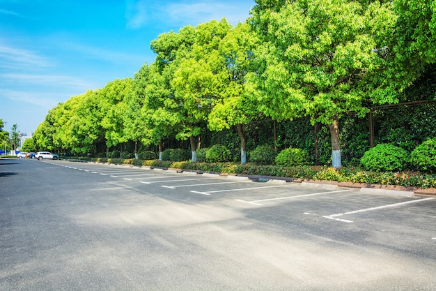 Foto gratuita estacionamiento vacío