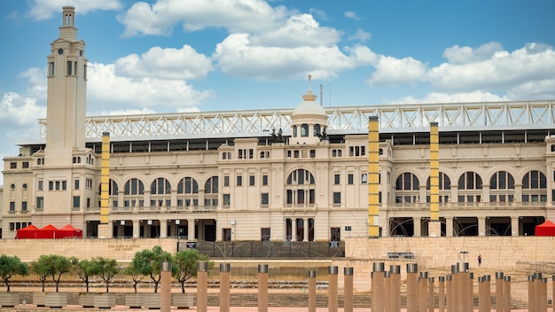 El estadi olimpic lluis companys edificio tiempo nublado plaza en barcelona