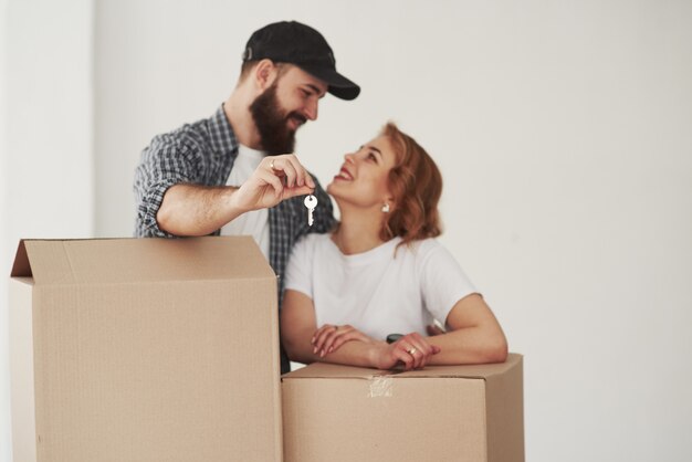 El estado de ánimo alegre. Pareja feliz juntos en su nueva casa. Concepción de mudanza