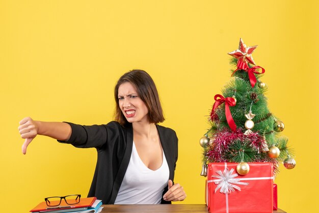 Estado de ánimo de Navidad con mujer hermosa joven haciendo gesto negativo en la oficina