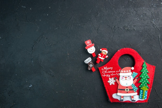 Estado de ánimo navideño con accesorios de decoración y caja de regalo de año nuevo en superficie oscura