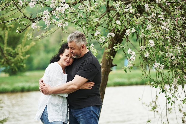 Estado de ánimo pacífico. Pareja alegre disfrutando de un buen fin de semana al aire libre. Buen clima primaveral