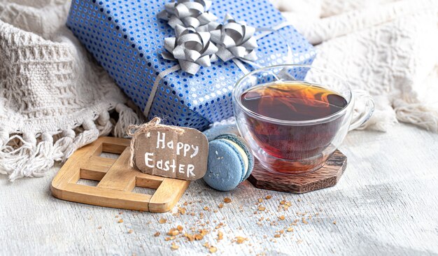 Estado de ánimo de Pascua, acogedor bodegón de Pascua con decoración junto a la ventana. Té de la mañana con postre. El concepto de las vacaciones de Semana Santa.