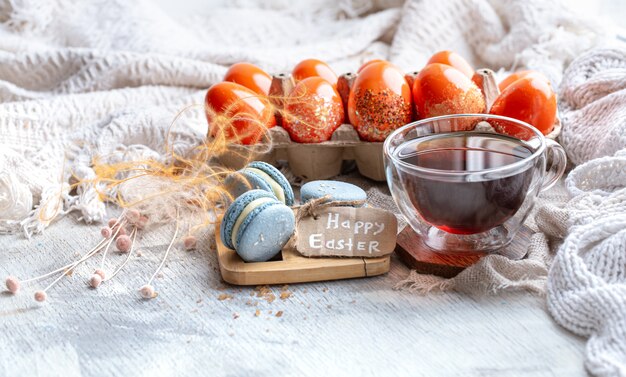 Estado de ánimo de Pascua, acogedor bodegón de Pascua con decoración junto a la ventana. Té de la mañana con postre.