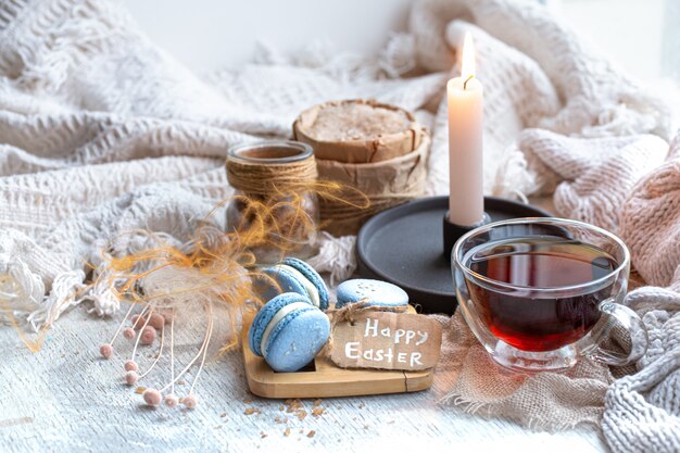 Estado de ánimo de Pascua, acogedor bodegón de Pascua con decoración junto a la ventana. Té de la mañana con postre.