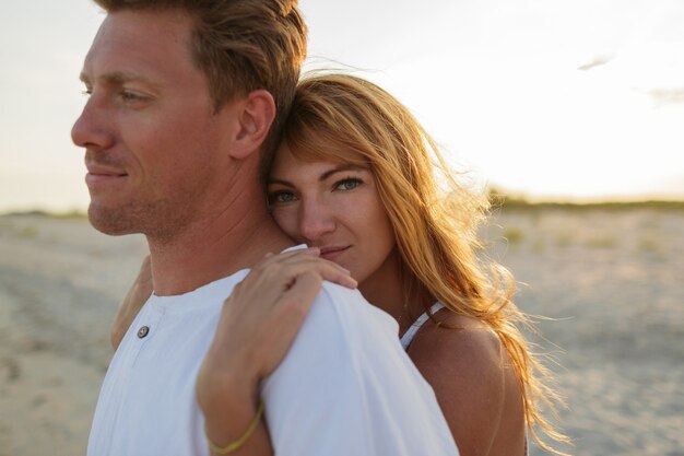 Estado de ánimo romántico. Mujer de cabeza roja disfrutando el verano con su marido.