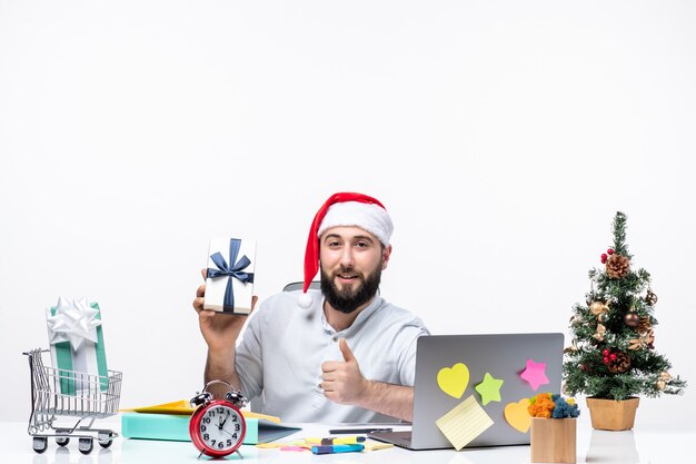 Estado de ánimo de vacaciones con adulto joven positivo con sombrero de santa claus trabajando