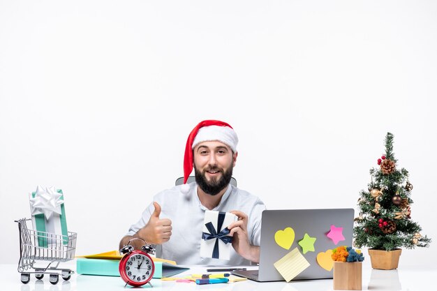 Estado de ánimo de vacaciones con adulto joven positivo con sombrero de santa claus trabajando