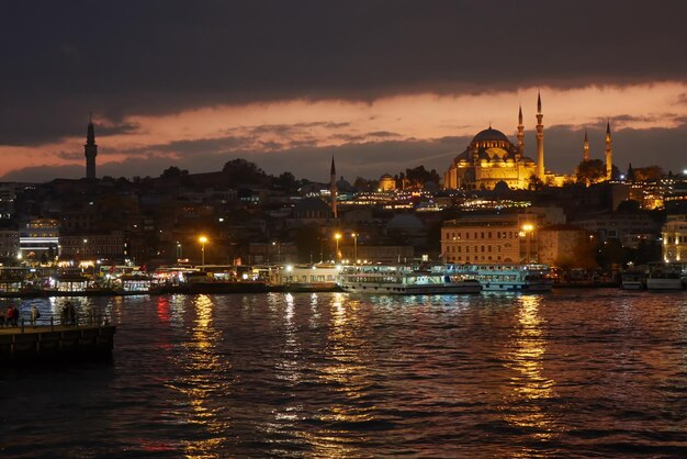 Estambul por la noche hermosa vista del cielo del mar y las luces de la ciudad