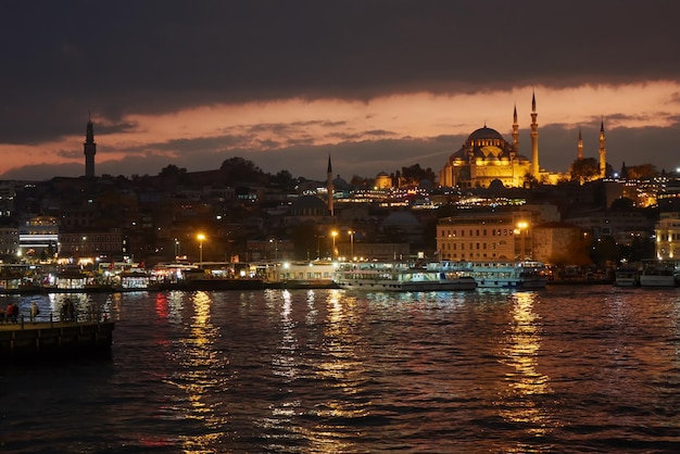 Estambul por la noche hermosa vista del cielo del mar y las luces de la ciudad