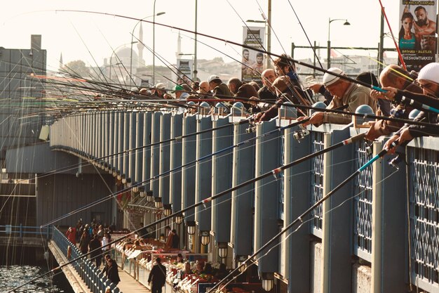 Estambul Turquía 25 de noviembre de 2017 Los pescadores y los turistas están en el puente Galata en Estambul Turquía El puente Galata es una de las principales atracciones de Estambul