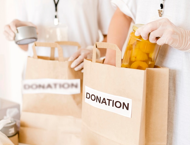 Foto gratuita se están preparando bolsas de donación de alimentos.