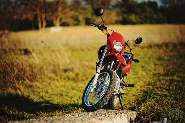 Estancia de motos de enduro bajo el sol del atardecer