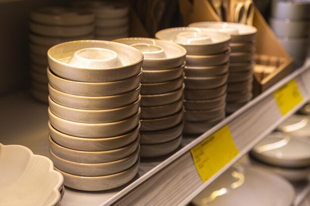 Estante con placas de cerámica para la venta en una tienda de vajilla