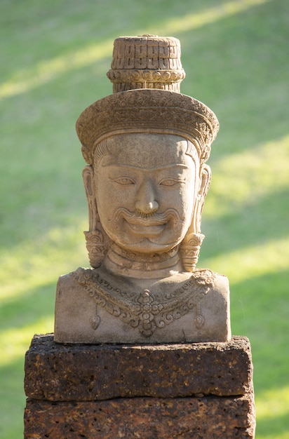 Foto gratuita estatua de bayon cara de piedra, angkor wat, camboya