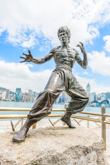 Foto gratuita estatua de bruce lee en la avenida de las estrellas.