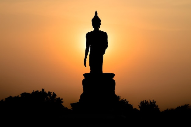 Estatua de buda al atardecer silueta