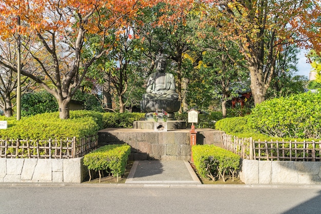 Foto gratuita una estatua de buda fuera del templo de sensoji en tokio