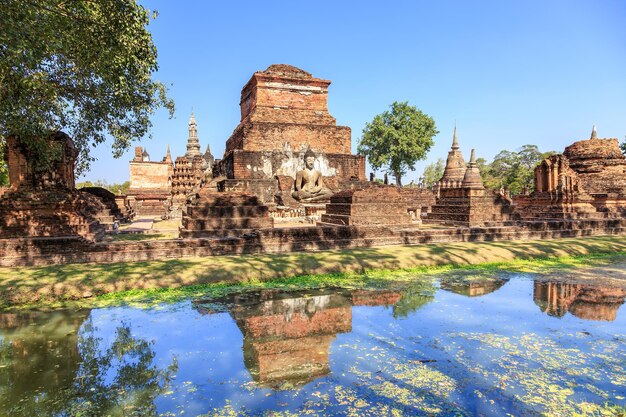 Estatua de Buda y pagoda en Wat Maha That Shukhothai Historical Park Tailandia