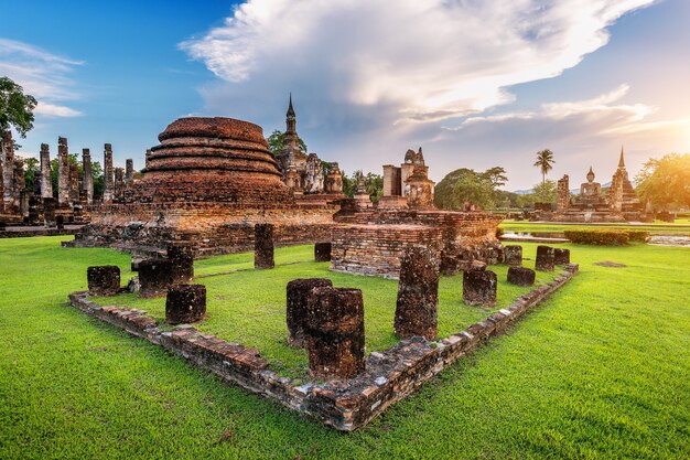 Estatua de Buda y el templo Wat Mahathat en el recinto del Parque Histórico de Sukhothai
