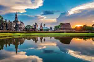 Foto gratuita estatua de buda y el templo wat mahathat en el recinto del parque histórico de sukhothai