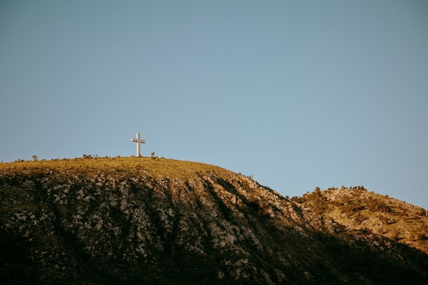 Estatua de la cruz alta en la cima de una colina en Mostar, Bosnia y Herzegovina