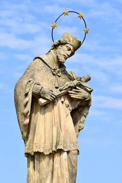 Estatua con una cruz