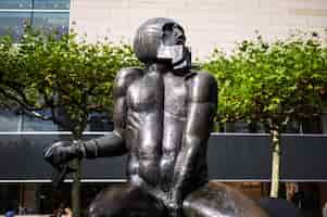Foto gratuita estatua de david y goliat en el centro de frankfurt alemania