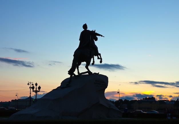 Foto gratuita estatua ecuestre de pedro el grande