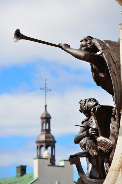 Estatua y edificios históricos en la ciudad de Quebec