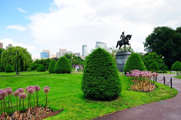 La estatua de George Washington como el famoso punto de referencia en Boston Common Park con el horizonte de la ciudad y los rascacielos.