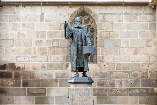 Estatua de Johannes Honterus en Brasov Rumania
