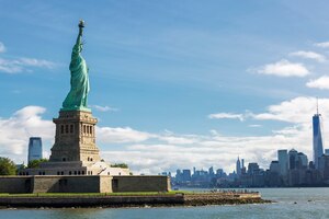Foto gratuita estatua de la libertad y el horizonte de la ciudad de nueva york, estados unidos.