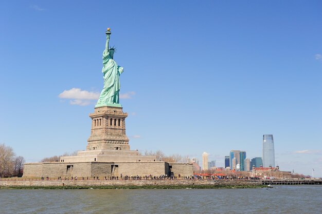 Estatua de la libertad y Manhattan de Nueva York