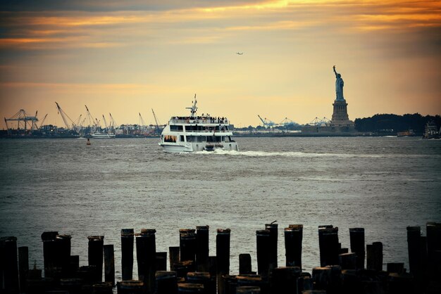 Estatua de la libertad en el puerto de la ciudad de Nueva York con muelle.