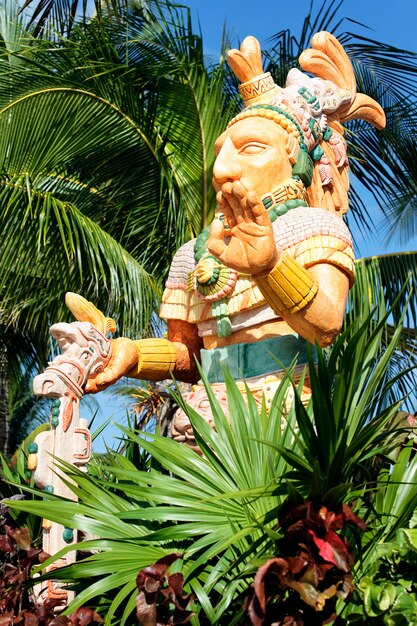 Estatua mexicana del noble y palmera