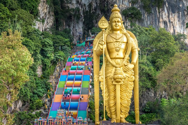 Estatua de oro en las cuevas de Batu en Kuala Lumpur