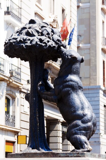 Estatua de oso y Madrono Tree. Madrid, España