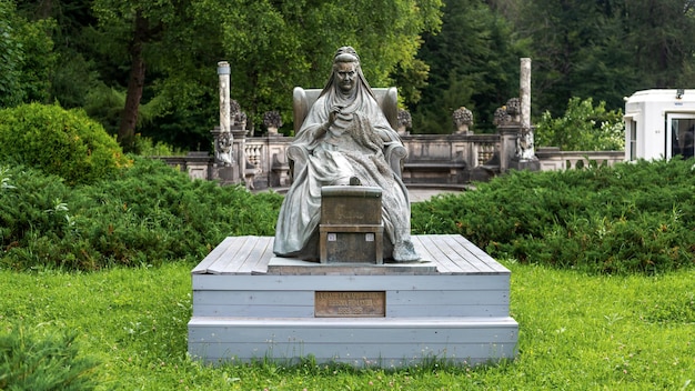 Foto gratuita estatua de la reina elisabeta carmen sylva en el castillo de peles en rumania