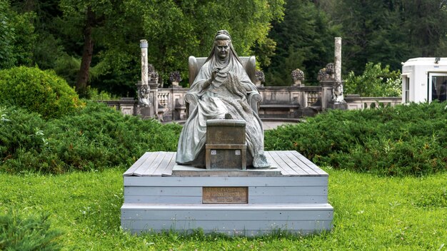 Estatua de la reina Elisabeta Carmen Sylva en el castillo de Peles en Rumania