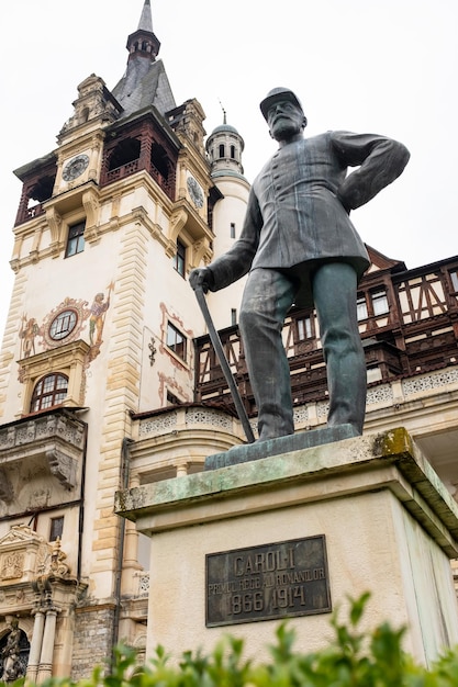 Foto gratuita estatua del rey carol en el castillo de peles en rumania