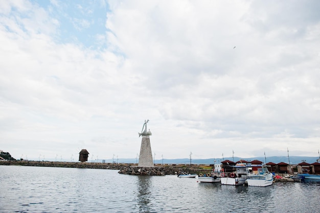 Estatua de San Nicolás en el casco antiguo La antigua ciudad de Nesebar Bulgaria